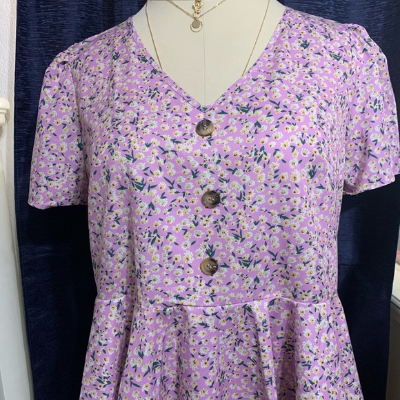 Curve Plus V Neck Button Detail Ditsy Floral Top - Picture 3 of 4